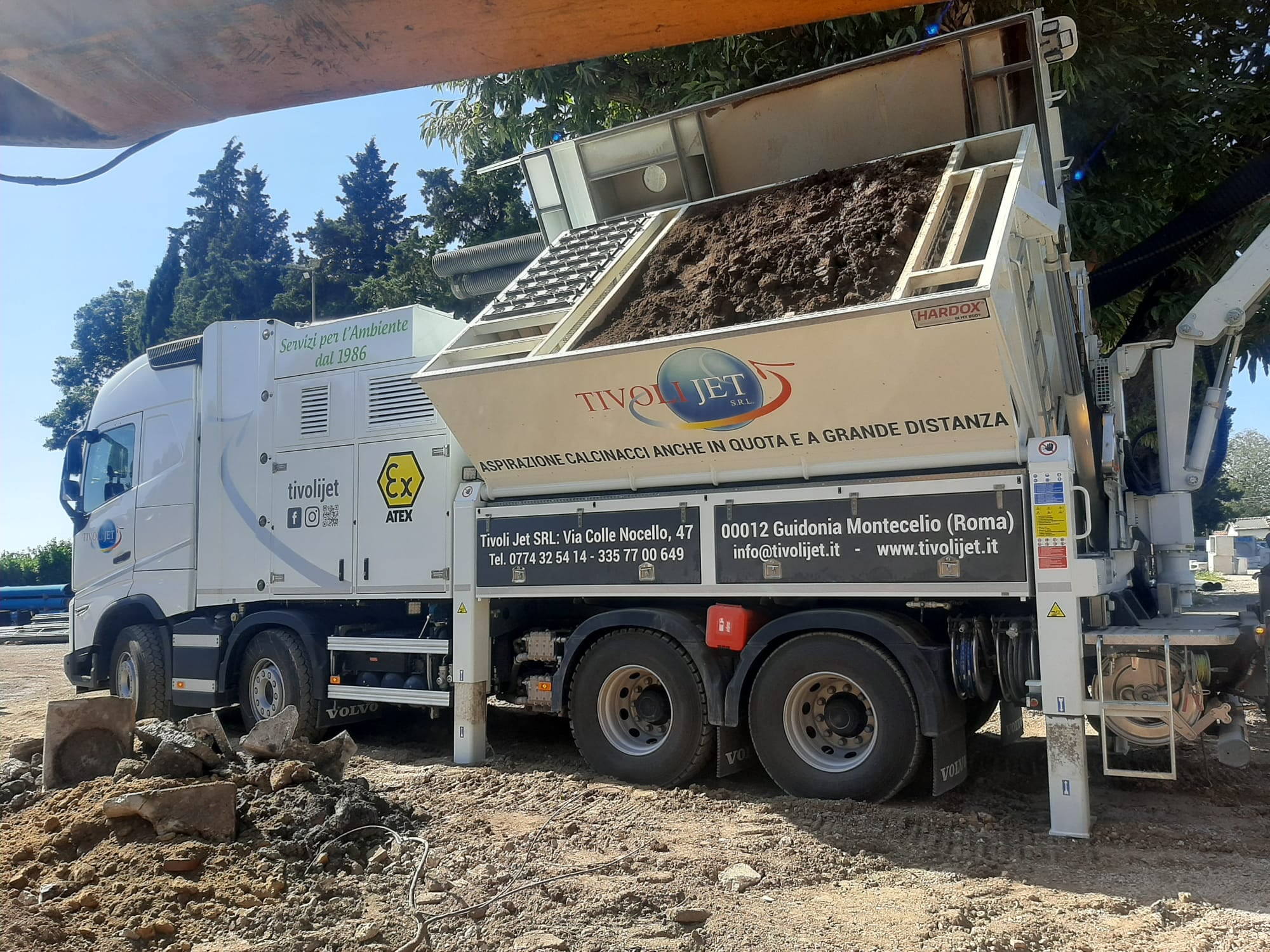 Autocarro Tivoli Jet per l'aspirazione di calcinacci, con il cassone carico