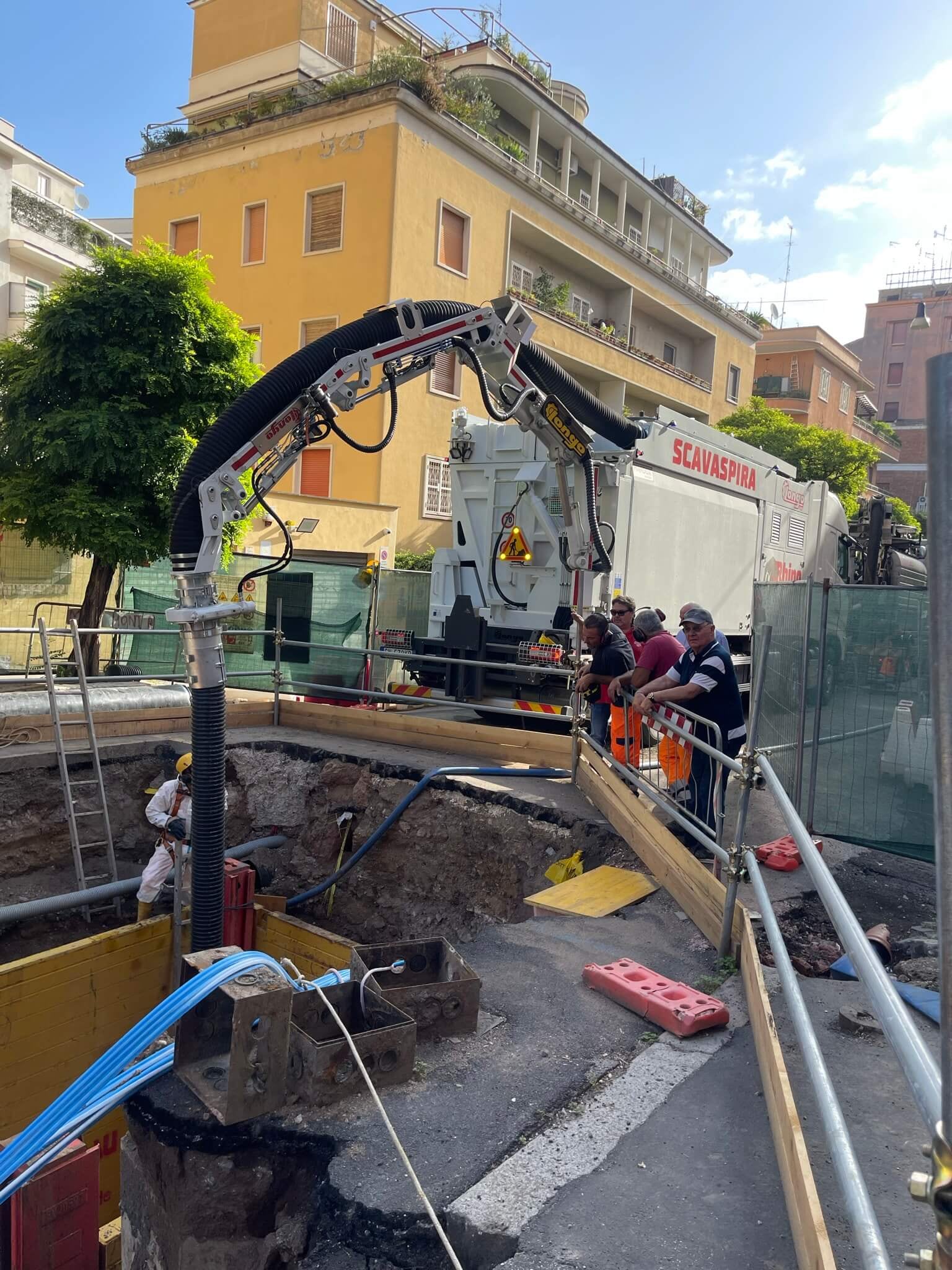 Macchina scavaspira al lavoro in una via romana