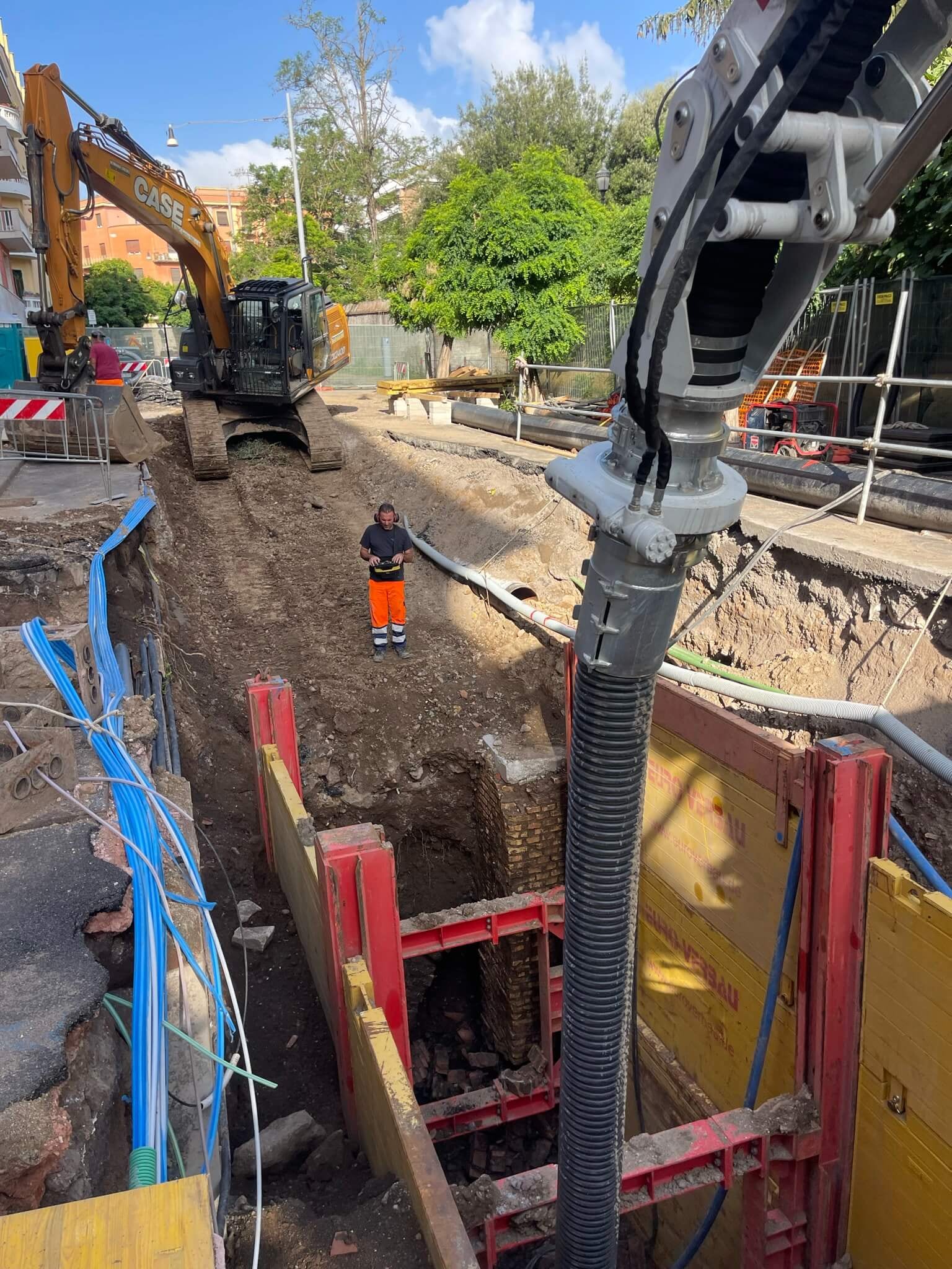 Tubo di aspirazione calato in uno scavo di cantiere