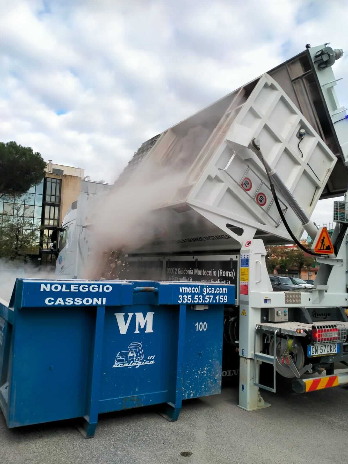 Scarico del materiale aspirato dal cassone