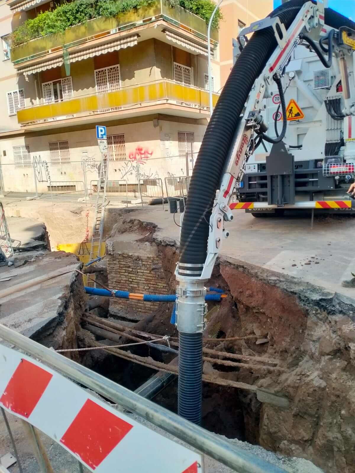 Braccio di aspirazione al lavoro lungo un edificio