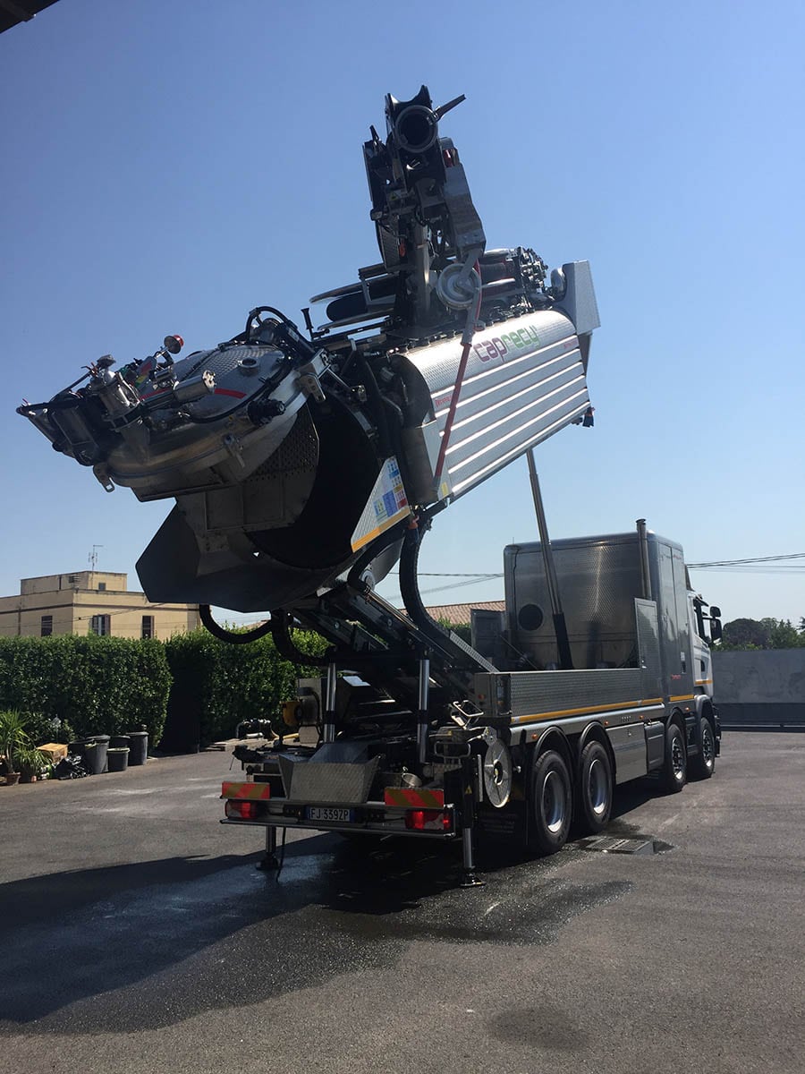 Braccio articolato di un autospurgo in azione