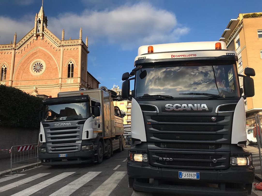 Automezzi per lo spurgo schierati davanti a una chiesa