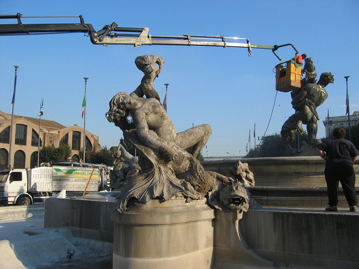 Pulizia delle statue di una fontana monumentale