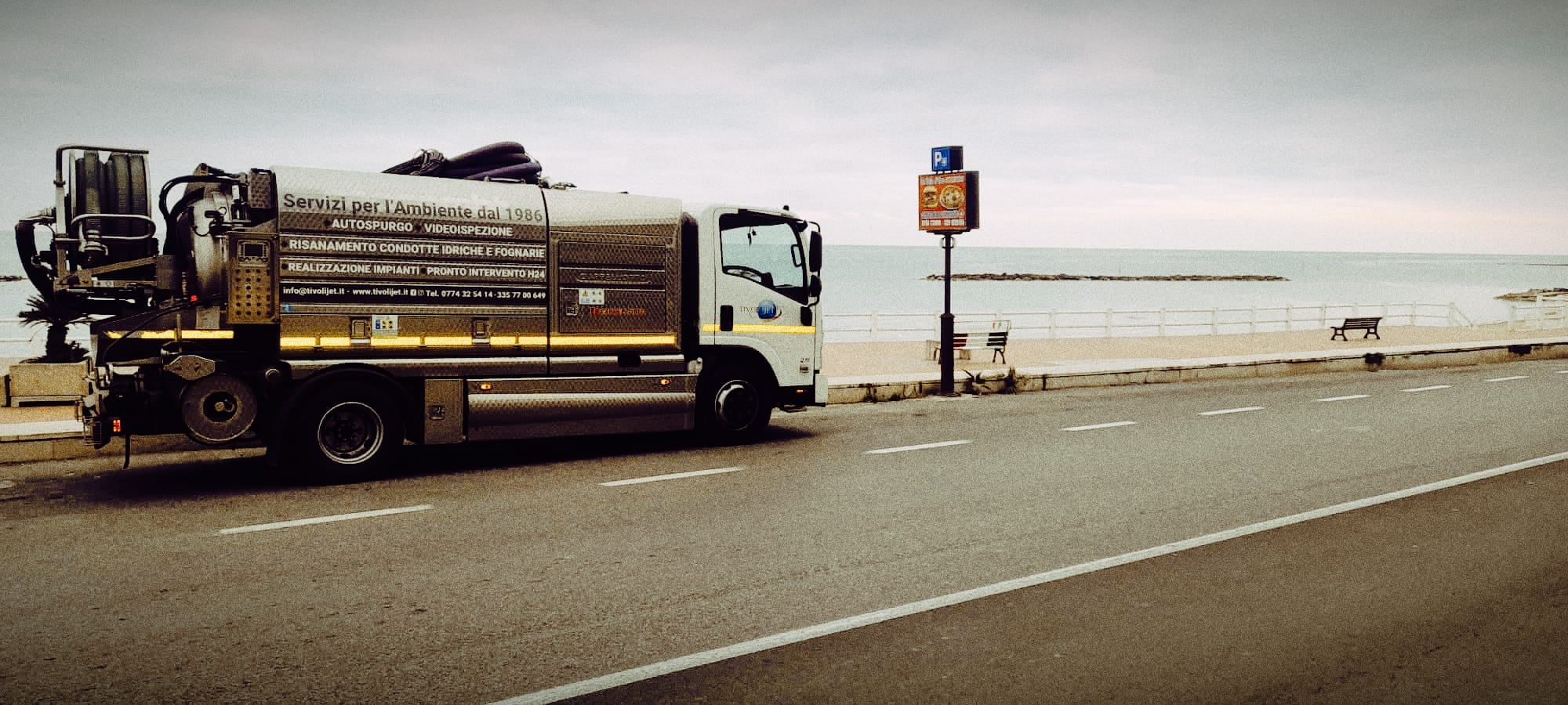Automezzo per lo spurgo lungo la strada costiera