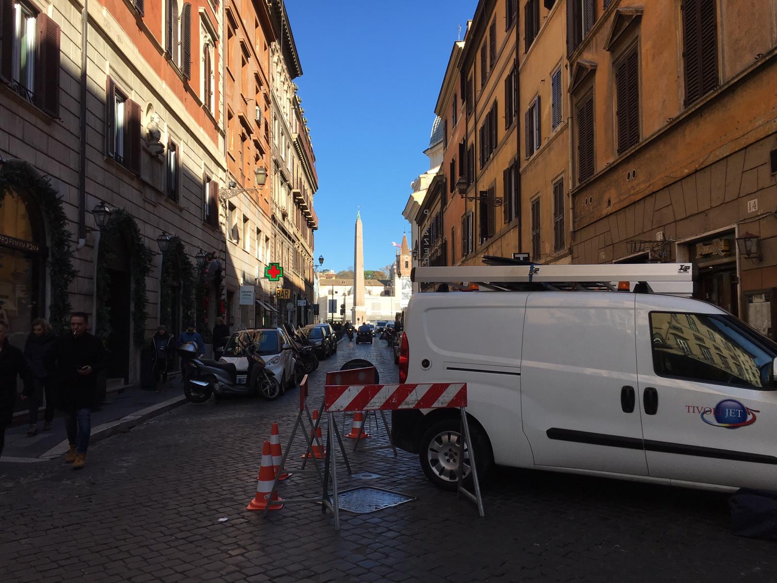 Furgone attrezzato in una via del centro storico
