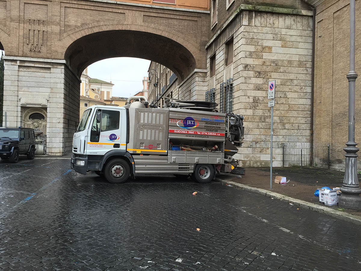 Automezzo per lo spurgo sotto un arco nel centro di Roma