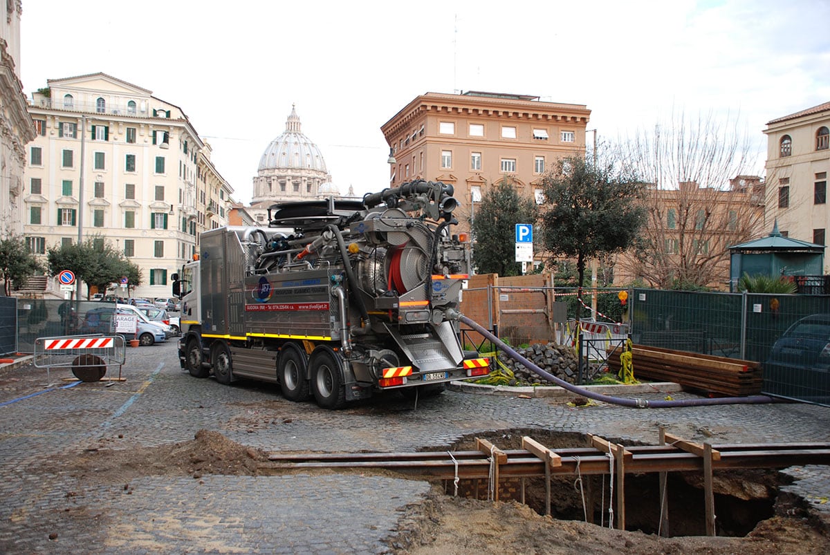 Intervento nel centro storico di Roma, con la cupola di San Pietro sullo sfondo