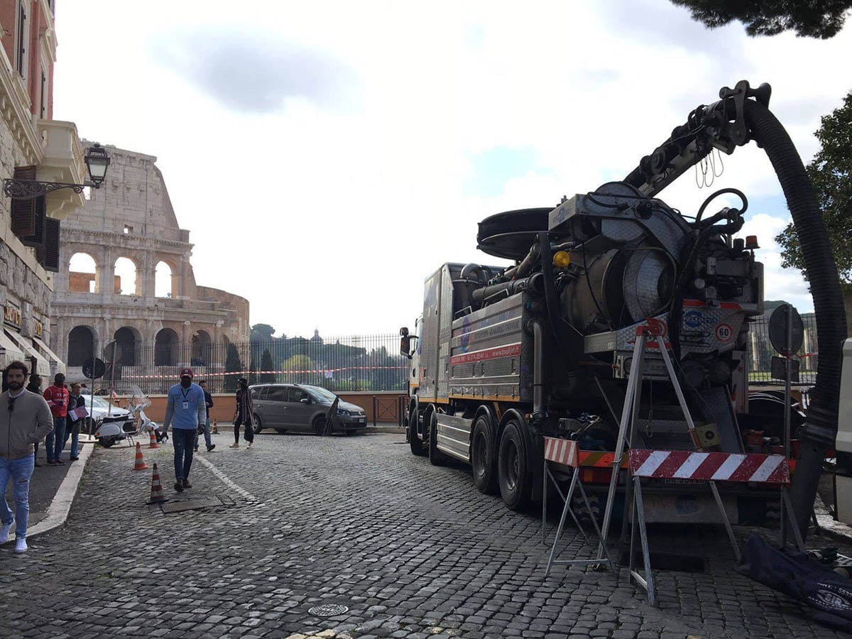 Automezzo per lo spurgo nei pressi del Colosseo
