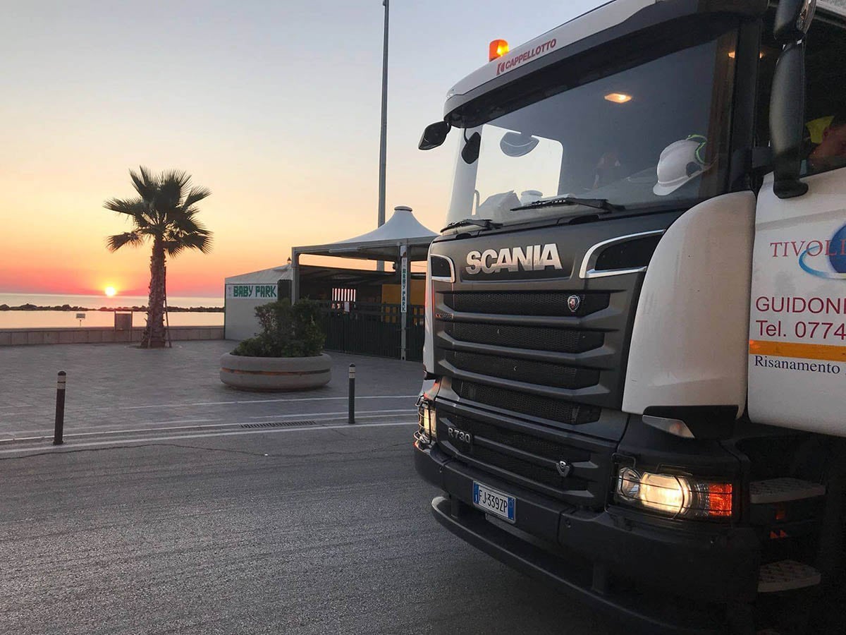 Automezzo Tivoli Jet al tramonto sul lungomare