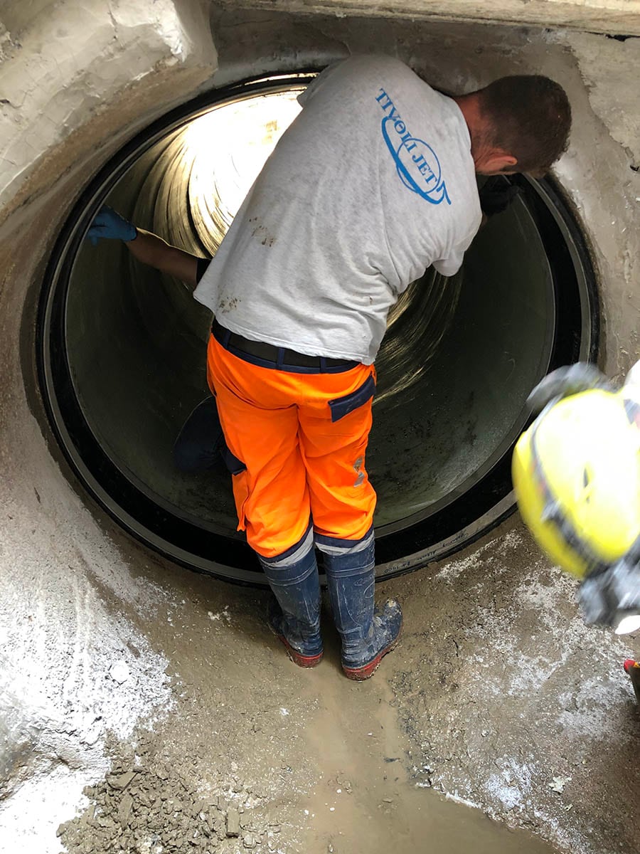 Operatore all'interno di una tubazione di grande diametro