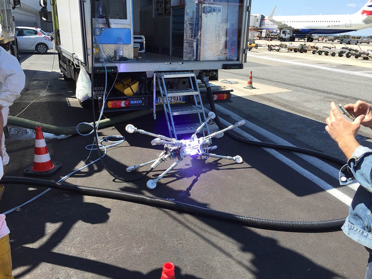 Testa di polimerizzazione a lampade UV in cantiere