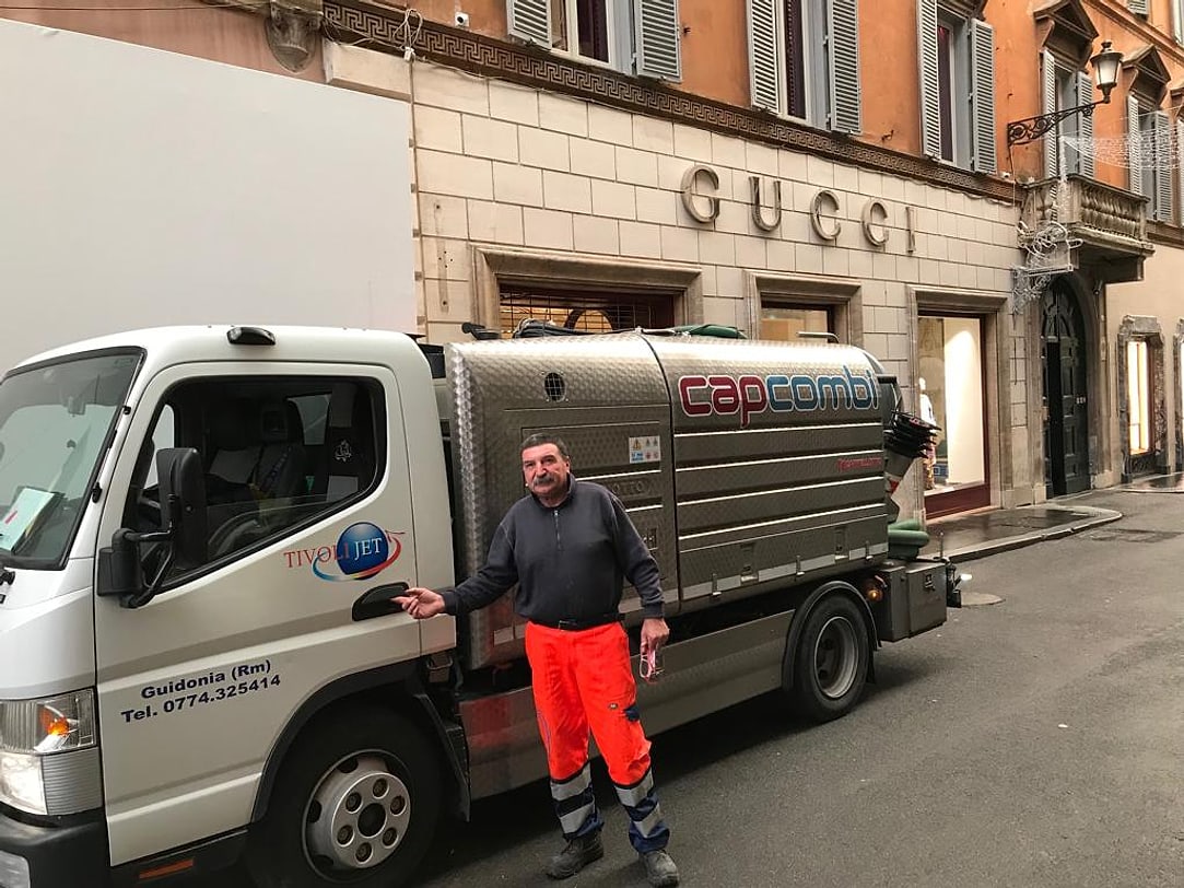 Operatore Tivoli Jet accanto al proprio mezzo, nel centro di Roma