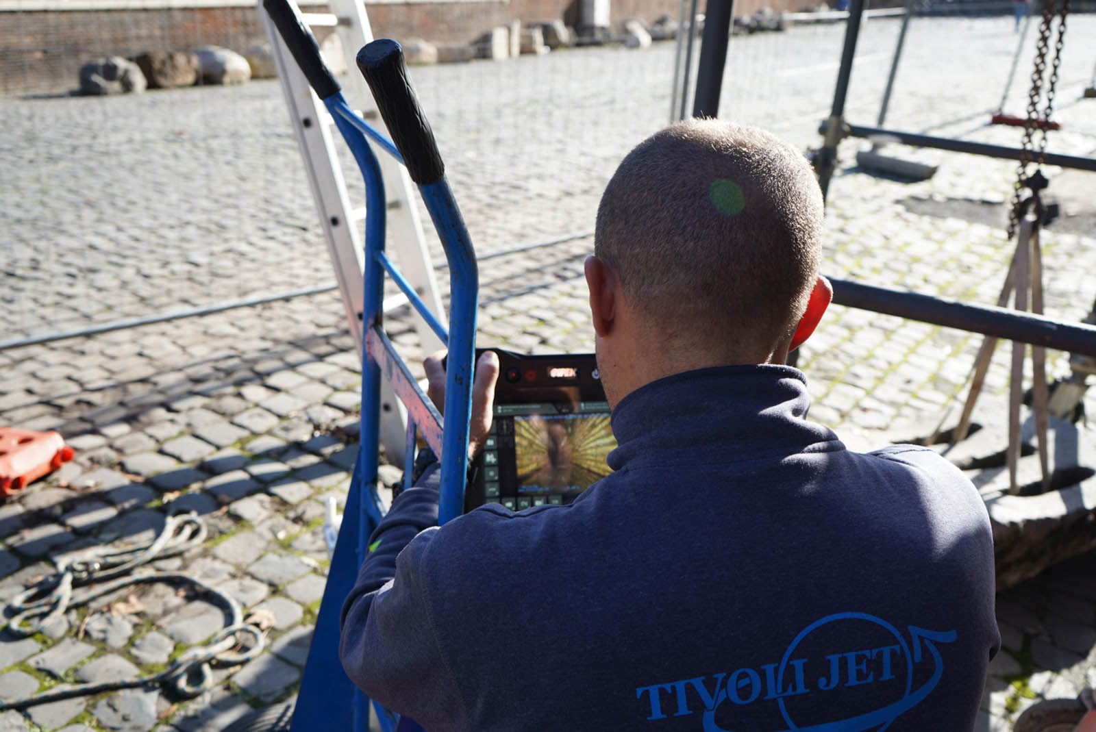 Operatore al monitor durante una videoispezione